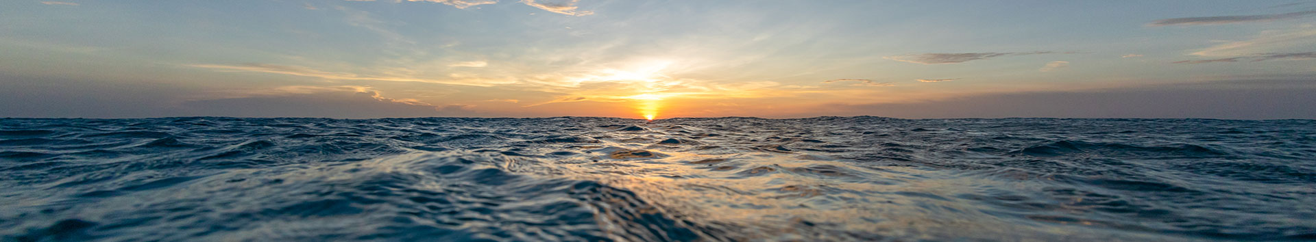 Fotografía de un atardecer/amanecer en la costa